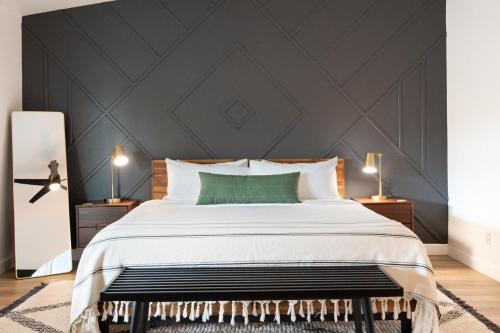 ジョシュア・ツリーにあるAlana House - Pool, Hot Tub, BBQ, Fire Pit and Walk to Hikes! homeのベッドルーム1室(大型ベッド1台付)