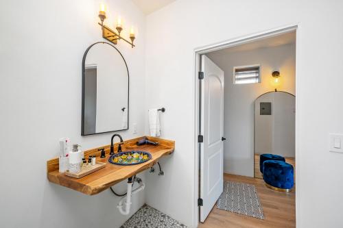 uma casa de banho com um lavatório e um espelho em Sirena Vineyard Resort em Paso Robles