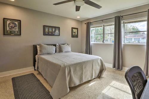 Un dormitorio con una cama y un ventilador de techo. en Bradenton Home with Yard, 11 Mi to Beaches!, en Bradenton