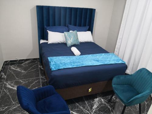 Ένα ή περισσότερα κρεβάτια σε δωμάτιο στο Chic Guest House & Solar system free from load shedding