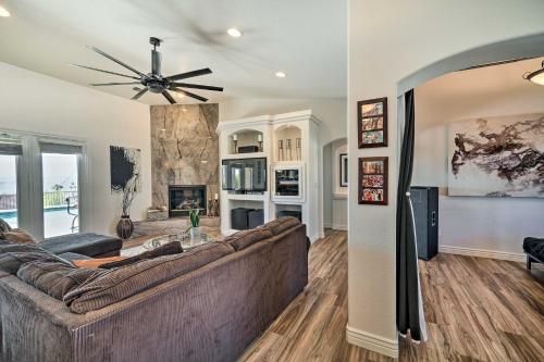 TV a/nebo společenská místnost v ubytování 4 Mi to Dtwn Luxe Gem with Pool in Lake Havasu City