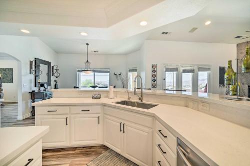 cocina grande con armarios blancos y fregadero en Luxe Lake Havasu City Home with Private Pool!, en Lake Havasu City