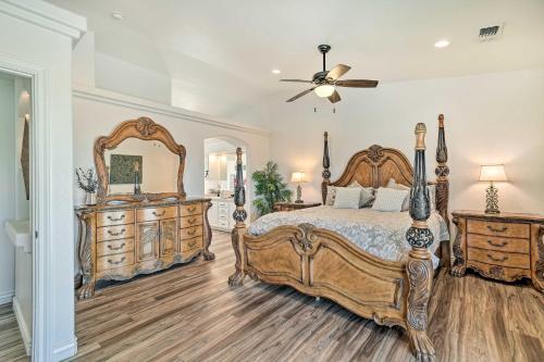 1 dormitorio con cama de madera y espejo grande en Luxe Lake Havasu City Home with Private Pool!, en Lake Havasu City