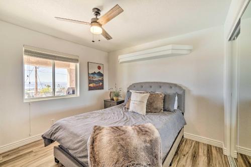 Postel nebo postele na pokoji v ubytování 4 Mi to Dtwn Luxe Gem with Pool in Lake Havasu City