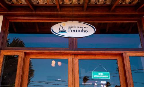 a sign above the window of a restaurant at Hotel Praia do Portinho in Ilhabela