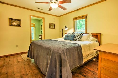 Katil atau katil-katil dalam bilik di Clearwater Cabin on 10 Acres with Trout Stream!