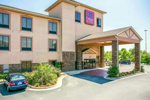 Comfort Suites Augusta Riverwatch في أوغوستا: فندق تقف امامه سيارة