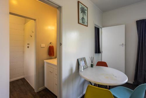 a small room with a table and chairs at GLENALMOND Country Motels in Harihari