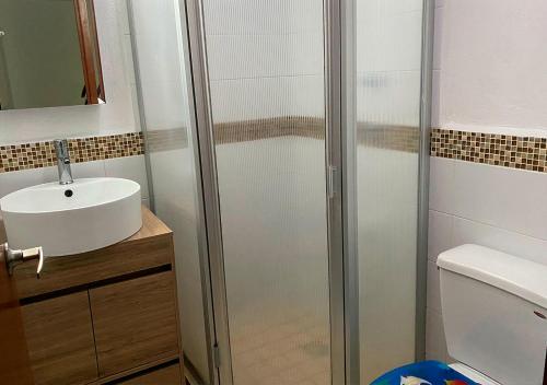 a bathroom with a shower and a sink at Hermoso Departamento Minimalista Acogedor En Coto in Guadalajara