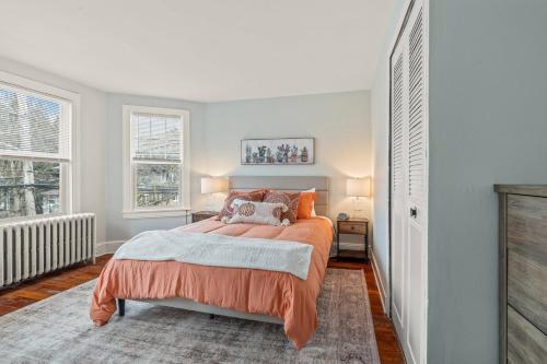 a bedroom with a bed with an orange bedspread at Family Friendly 2 Floor 2 BR Apt [Sunflower Stay] 