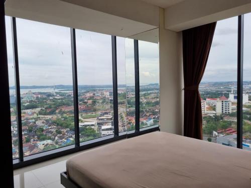 een slaapkamer met uitzicht op de stad bij Amazing view 2 bedrooms new apartment in Batam Center