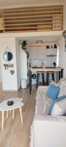 un salon avec un canapé blanc et une table dans l'établissement Casa Mar, studio 4P, vue mer, Sant'Ambroggio, Lumio, à Lumio