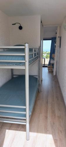 Cette chambre comprend 2 lits superposés et un couloir. dans l'établissement Casa Mar, studio 4P, vue mer, Sant'Ambroggio, Lumio, à Lumio