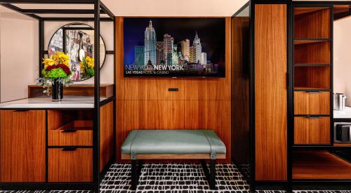 un tabouret dans une pièce avec une photo d'une ville dans l'établissement New York New York, à Las Vegas