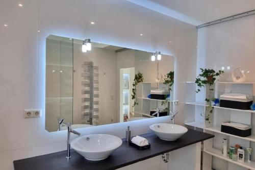 a bathroom with two sinks and a large mirror at Haus mit traumhaften Ausblick in die Natur in Purkersdorf