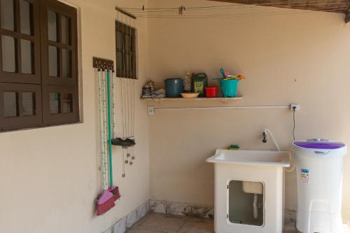 Virtuvė arba virtuvėlė apgyvendinimo įstaigoje Casa com churrasqueira prox a Praia de Cidreira RS