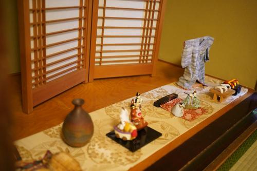 una mesa con algunas figuras encima en 吉田邸　古民家の落ち着いたお家, 