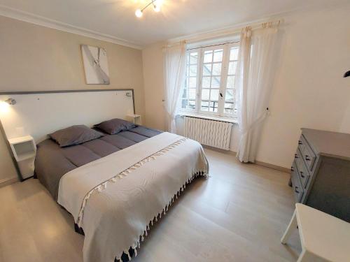 une chambre avec un grand lit et une télévision dans l'établissement House in Brittany near Sandy Beaches, à Sibiril