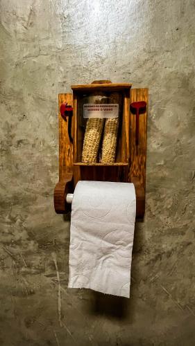 a wooden box with corn and a roll of toilet paper at Pousada dos Sonhos - MP in Miguel Pereira