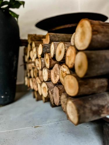 a pile of logs sitting on a table at Pousada dos Sonhos - MP in Miguel Pereira