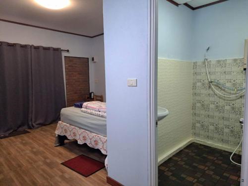 Ban Pa Kluai La Huにあるหลับสบายที่ดอยตุง Zuh meh ja Home lodgeのベッドルーム1室(ベッド1台付)、バスルーム(シンク付)