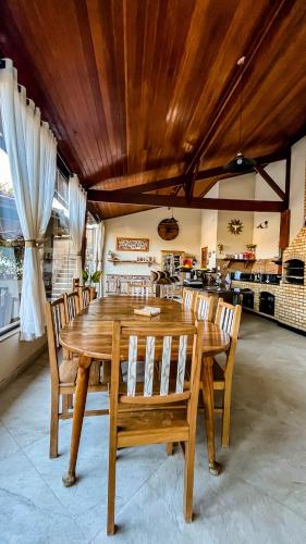 a wooden table and chairs in a kitchen at Pousada dos Sonhos - MP in Miguel Pereira