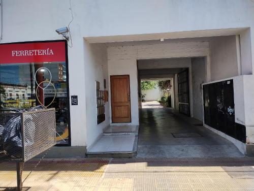 un frente de tienda con una señal roja en un edificio en Departamentos Centro Dpto 6 1 habitacion en Tandil