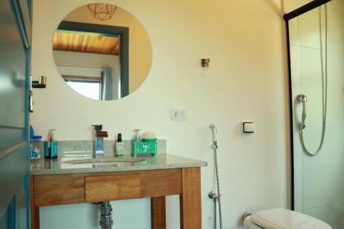 a bathroom with a sink and a mirror at Linda vista para as montanhas a 5 min da cidade in Santo Antônio do Pinhal