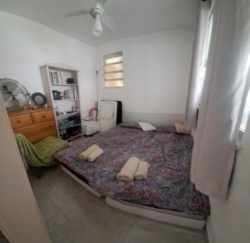 1 dormitorio con 1 cama con 2 almohadas en Casa das Brisas, mit frischer Meeresbrise, en Cabo Frío