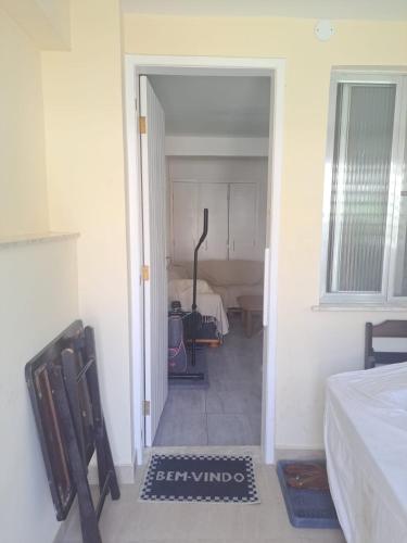 una puerta abierta a un dormitorio con una cama en una habitación en Casa das Brisas, mit frischer Meeresbrise, en Cabo Frío