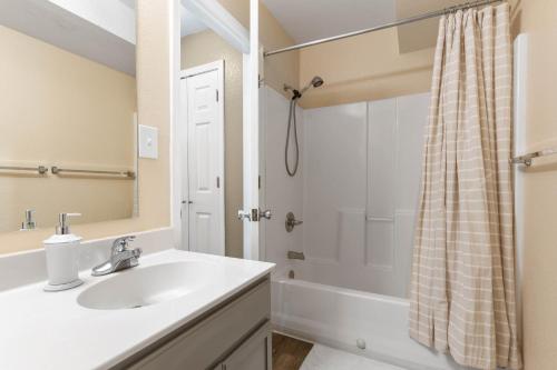uma casa de banho com um lavatório e um chuveiro em Updated, King Bed, Garage and Free Parking KMN1216 em Manhattan
