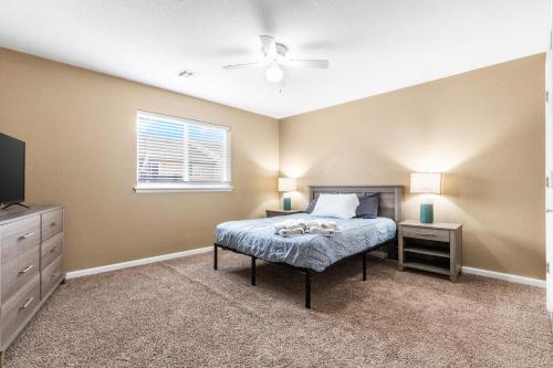 Un pat sau paturi într-o cameră la Updated, King Bed, Garage and Free Parking KMN1216