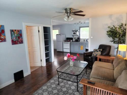 uma sala de estar com um sofá e uma mesa em Beautiful Getwaway, Big Back Yard, Huge Side Yard KSQ5616 em Shawnee