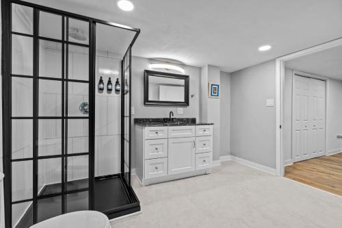 La salle de bains est pourvue d'une douche, d'un lavabo et d'un miroir. dans l'établissement 2 King Beds, Huge Backyard, Full Master Suite with Mini Kitchen MLS1467, à Liberty