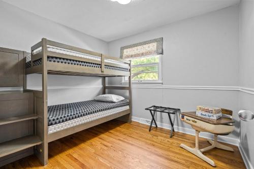 - une chambre avec 2 lits superposés et un bureau dans l'établissement 2 King Beds, Huge Backyard, Full Master Suite with Mini Kitchen MLS1467, à Liberty