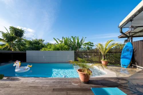 una piscina con un pato de goma en un patio en KIA ORA LODGE, en Afaahiti