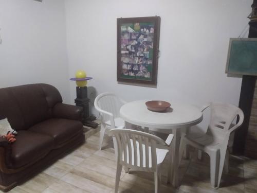 Ruang duduk di Suite Aconchegante 01