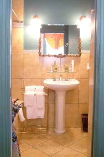 a bathroom with a sink and a mirror at L'Arvidienne Couette et Café in Quebec City