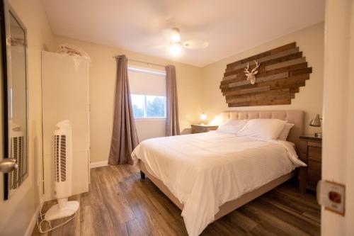 a bedroom with a white bed and a window at Le Contemporain in Rouyn