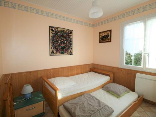 une chambre avec deux lits et une fenêtre dans l'établissement Maison Plain-Pied Centre-Ville, Proche Plage, Jardin Privé, Parking, Animaux Acceptés - FR-1-22-251, à La Tranche-sur-Mer