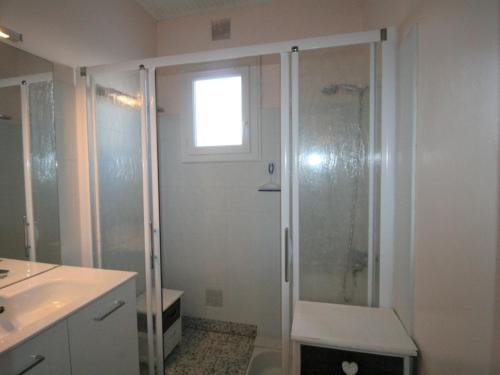 une salle de bain avec une douche, des toilettes et un lavabo dans l'établissement Maison Plain-Pied Centre-Ville, Proche Plage, Jardin Privé, Parking, Animaux Acceptés - FR-1-22-251, à La Tranche-sur-Mer