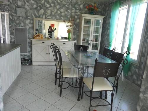 une salle à manger avec une table et des chaises dans une cuisine dans l'établissement Maison Centre Village, Proche Plage, 3 Chambres, Jardin Clos, Idéale Sans Voiture - FR-1-476-156, à La Faute-sur-Mer