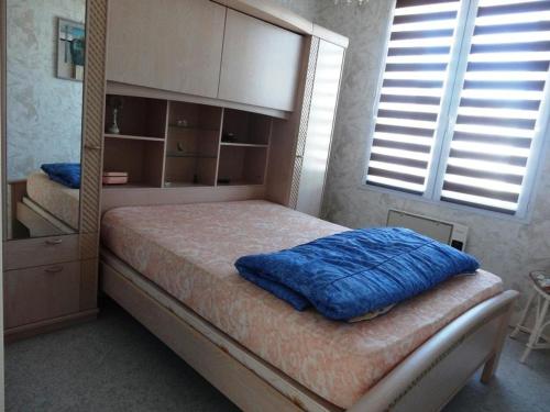 - une chambre avec un lit et un grand miroir dans l'établissement Maison Centre Village, Proche Plage, 3 Chambres, Jardin Clos, Idéale Sans Voiture - FR-1-476-156, à La Faute-sur-Mer