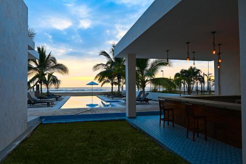 um bar de resort com vista para a praia em Kavalá em San Blas