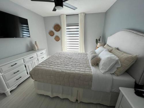 سرير أو أسرّة في غرفة في Entire 7beds luxury home Close to ALL attractions!