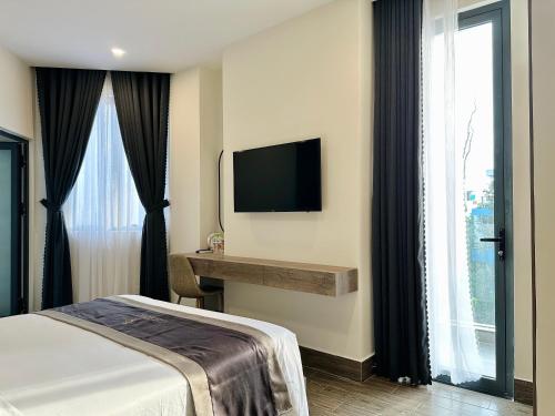 Un pat sau paturi într-o cameră la LION 5 HOTEL