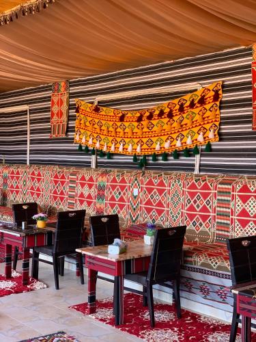 Un restaurante o sitio para comer en Rum Crown