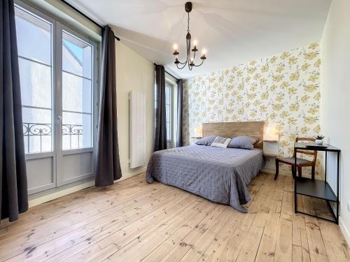 una camera da letto con un letto e una grande finestra di Gîte confortable à Saugues pour randonneurs, 3 chambres spacieuses avec salle d'eau privative - FR-1-582-365 a Cubelles