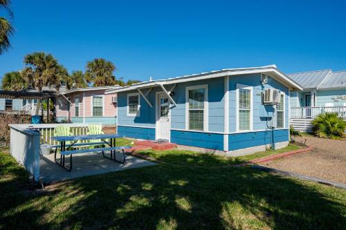 een blauw huis met een picknicktafel in de tuin bij Rockport Redfish Cottage in Rockport