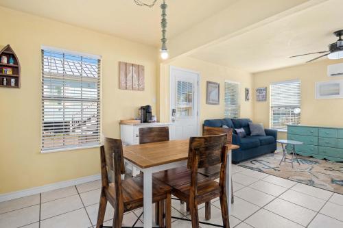 een keuken en woonkamer met een tafel en stoelen bij Rockport Redfish Cottage in Rockport